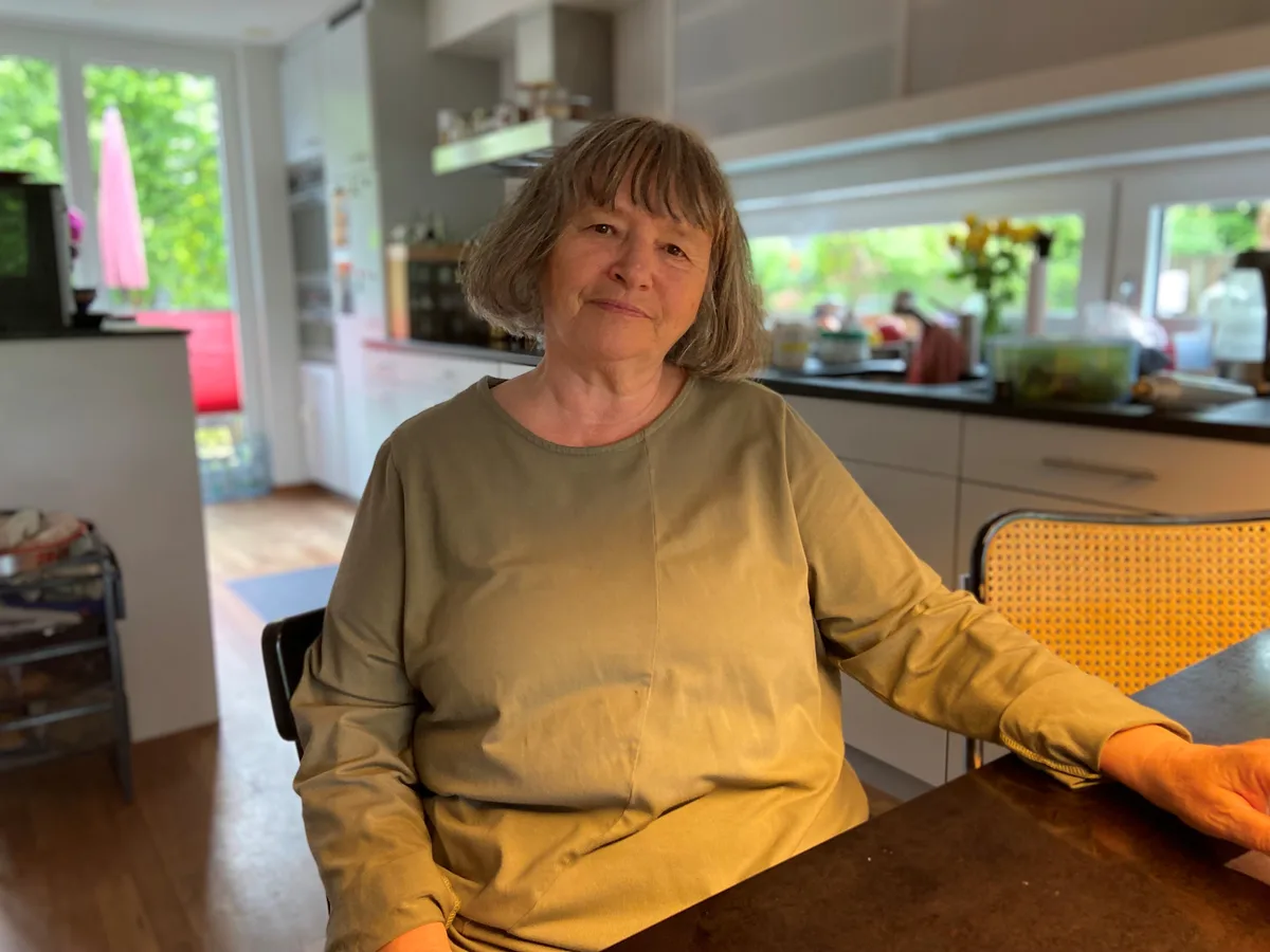 Bernie Meier ist schon seit letztem Herbst Auftraggeberin bei Jugendjobs Uster. Eine Frau sitzt an einem Tisch.